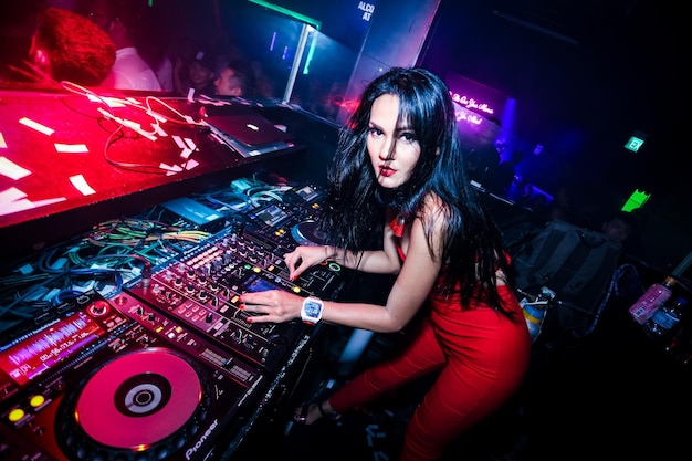 Portret kobiety grającej jako dj w klubie