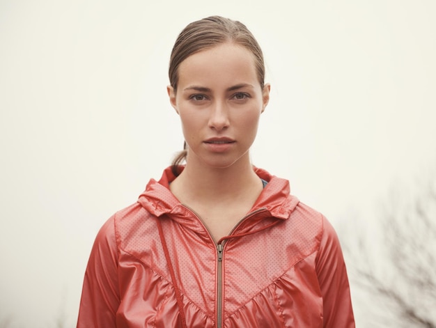 Zdjęcie portret kobiety i fitness na świeżym powietrzu z mgłą do wędrówek ćwiczenia i ćwiczenia w przyrodzie z zaufaniem sportowca i twarz z dumą do biegania treningu i odzieży sportowej dla zdrowego ciała