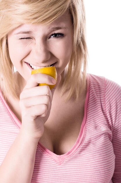 Zdjęcie portret kobiety jedzącej lody