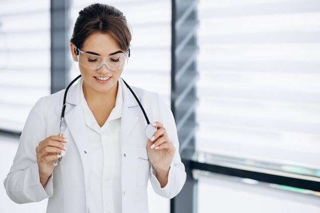 Portret kobiety lekarka z stetoskopem