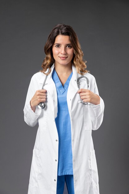 Portret kobiety lekarz ze stetoskopem