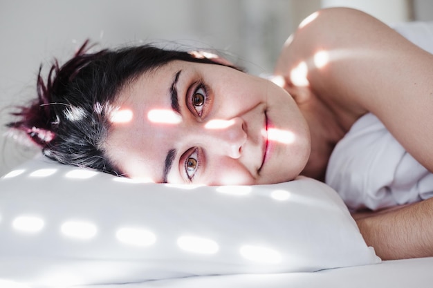 Portret kobiety leżącej na łóżku