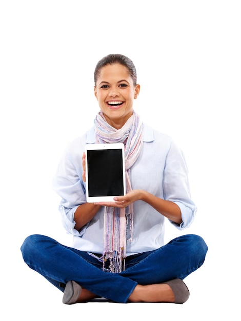 Portret kobiety lub pokazujący makietę tabletu na izolowanym białym tle dla aplikacji społecznościowych lub reklamy internetowej Makieta technologii i puste miejsce na technologii dla szczęśliwego uśmiechu lub studenta