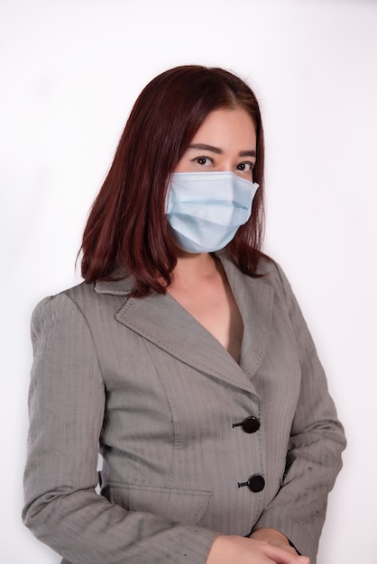 Portret kobiety maska chirurgiczna zapobiega wirusowi covid19