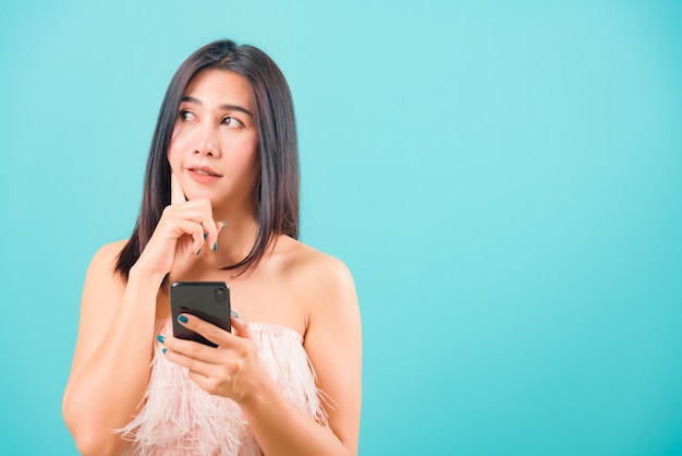 Portret kobiety mienia azjatykci piękny telefon komórkowy