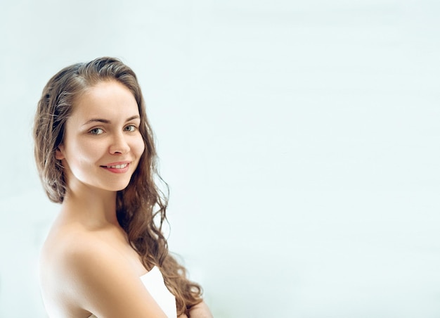 Portret kobiety mokre włosy, koncepcja pielęgnacji zdrowej skóry uroda włosów, piękny model z mokrymi włosami w łazience.