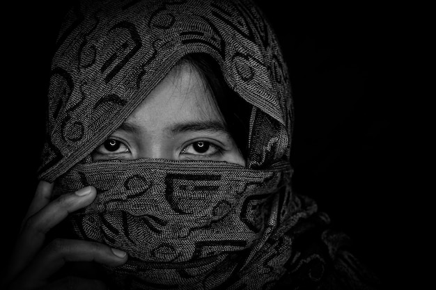 Portret kobiety na czarnym tle
