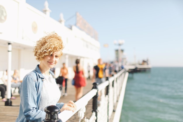 Portret kobiety na molo w Brighton na tle nieba