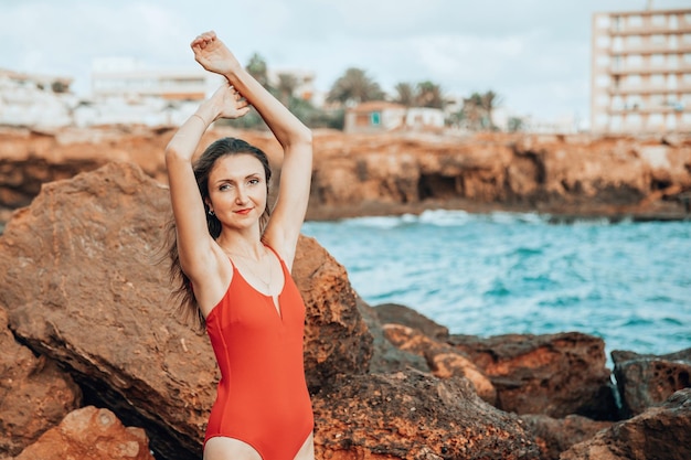 Portret kobiety na plaży ocean jedność z naturą zdrowy styl życia