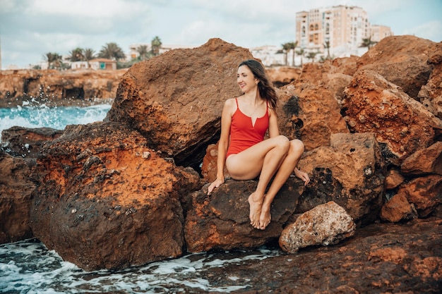 Portret kobiety na plaży ocean jedność z naturą zdrowy styl życia