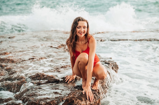 Portret kobiety na plaży ocean jedność z naturą zdrowy styl życia