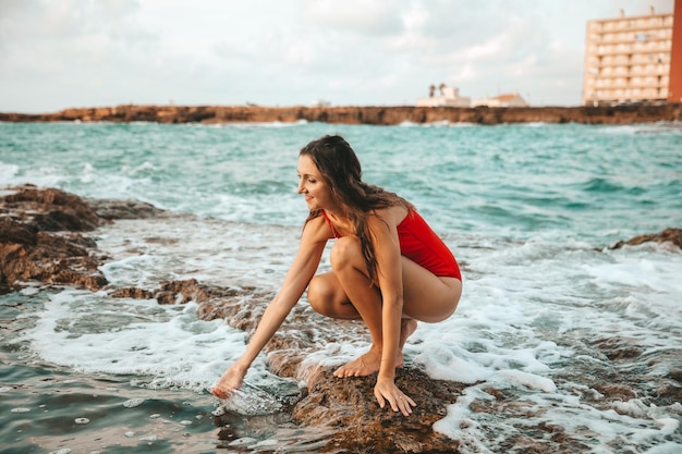 Portret kobiety na plaży ocean jedność z naturą zdrowy styl życia