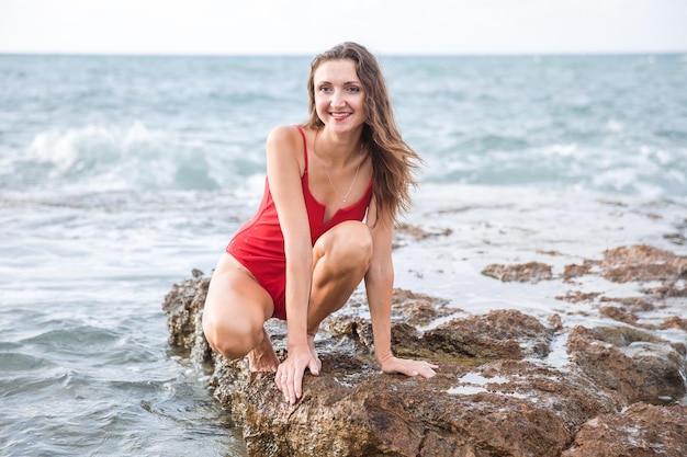 Portret kobiety na plaży ocean jedność z naturą zdrowy styl życia