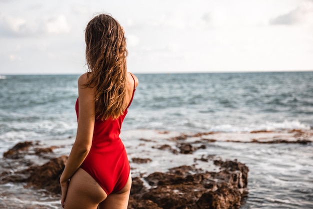 Portret kobiety na plaży ocean jedność z naturą zdrowy styl życia