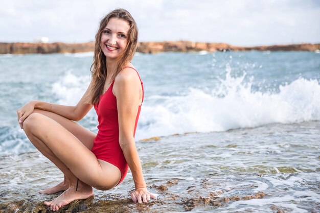 Portret kobiety na plaży ocean jedność z naturą zdrowy styl życia