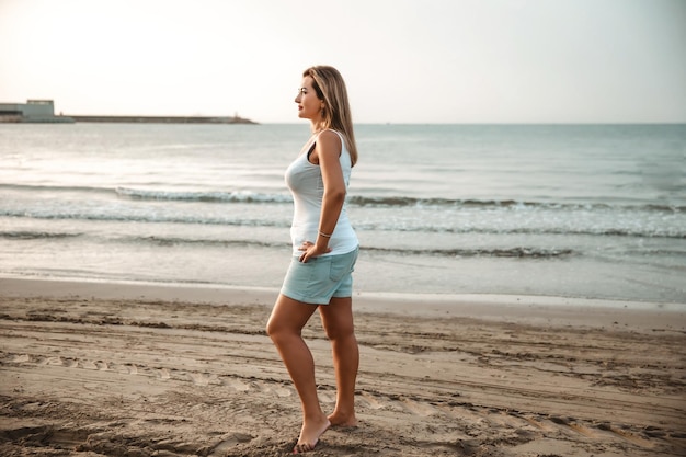 Portret Kobiety Na Plaży Ocean Jedność Z Naturą Zdrowy Styl życia