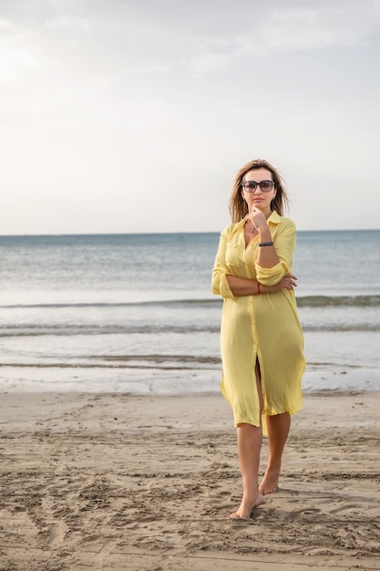 Portret kobiety na plaży ocean jedność z naturą zdrowy styl życia