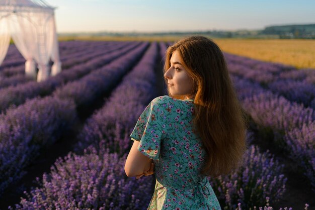 Zdjęcie portret kobiety na polu lawendy