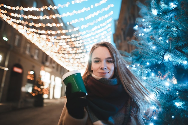 portret kobiety na ulicy z filiżanką kawy