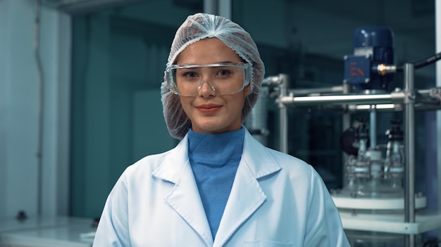 Portret kobiety naukowca w mundurze pracującej w laboratorium leczniczym