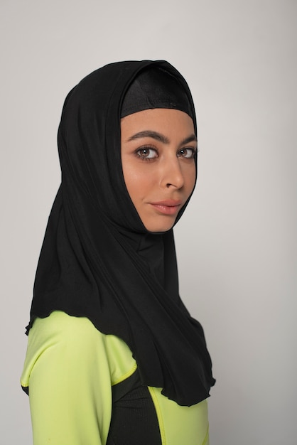 Zdjęcie portret kobiety noszącej hidżab na białym tle