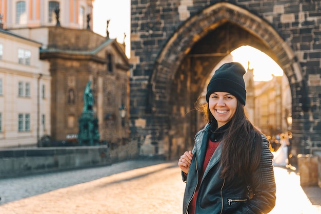 Portret kobiety o wschodzie słońca na moście Karola w pradze