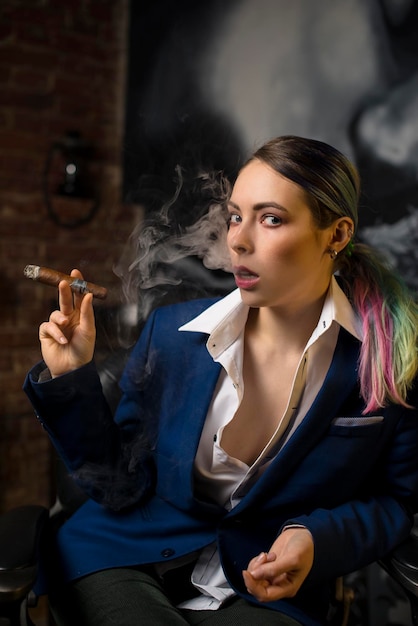 Zdjęcie portret kobiety palącej cygaro