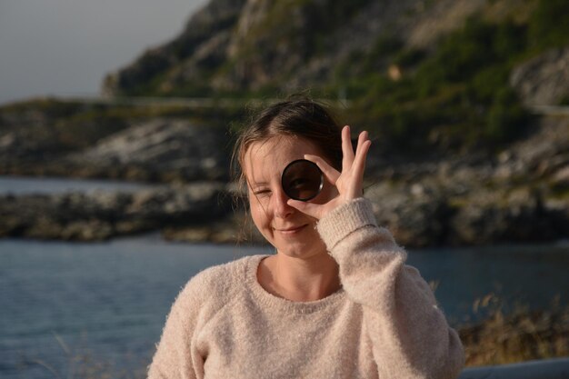 Portret kobiety patrzącej przez szkło na plaży