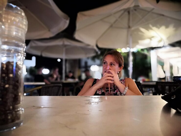 Zdjęcie portret kobiety pijącej szklankę w restauracji