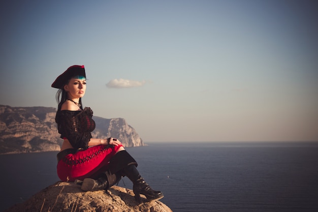 Portret kobiety piratów na plaży