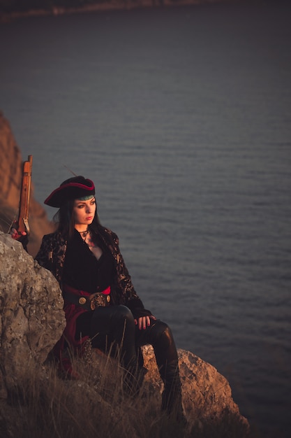 Portret kobiety piratów na plaży