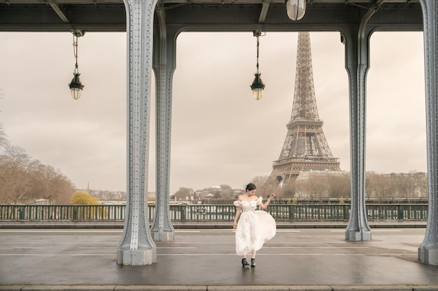 Portret kobiety pod mostem Bir Hakeim z wieżą Eiffla Paryż Francja