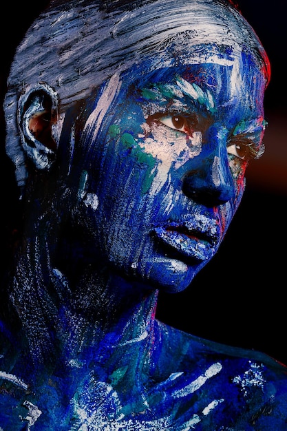 Portret kobiety pokrytej farbą na ciele