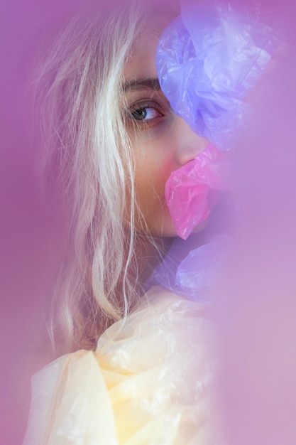 Portret kobiety pokrytej plastikiem