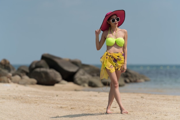 Portret kobiety pozowanie na zewnątrz na plaży nad morzem