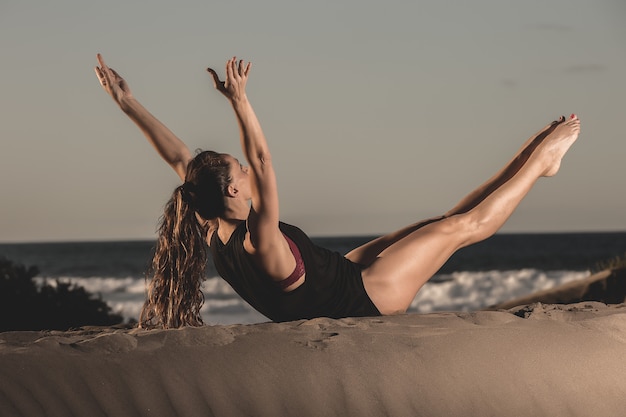 Portret kobiety robi joga na plaży