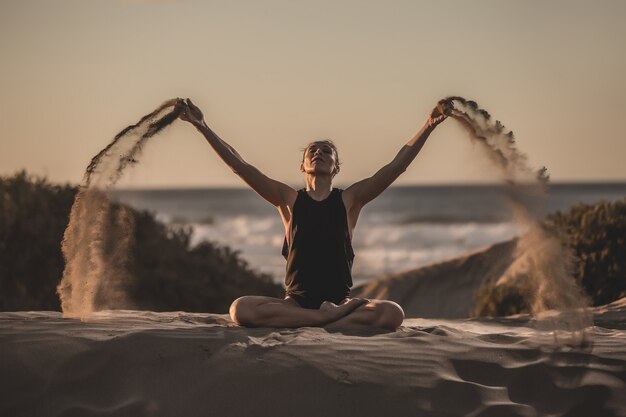 Zdjęcie portret kobiety robi joga na plaży