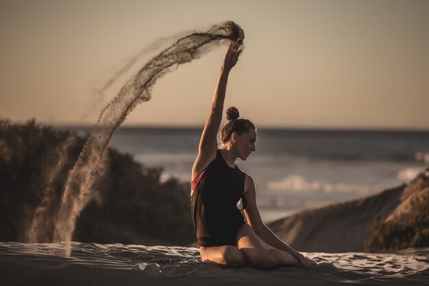 Portret kobiety robi joga na plaży
