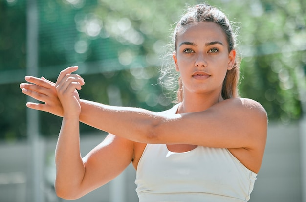 Zdjęcie portret kobiety rozciągającej ręce i trenującej motywację do stylu życia fitness w parku młoda sportowiec wizja dobrego samopoczucia i zdrowych ćwiczeń ciała lub rozgrzewki mięśni cardio w przyrodzie na zewnątrz