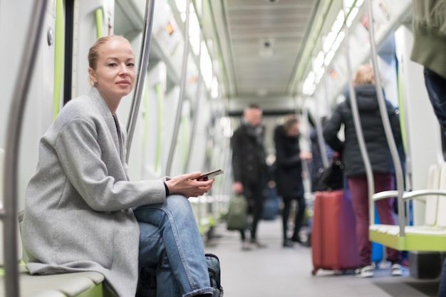 Portret kobiety siedzącej w pociągu metra