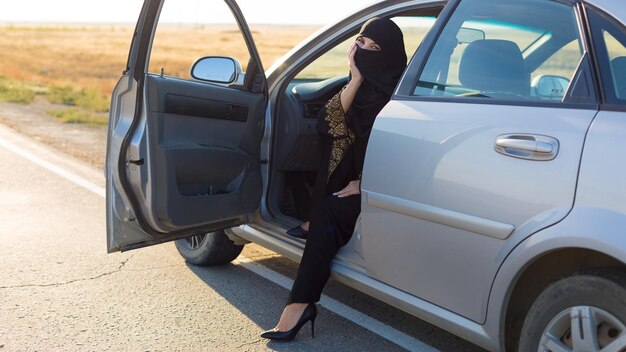 Zdjęcie portret kobiety siedzącej w samochodzie na drodze