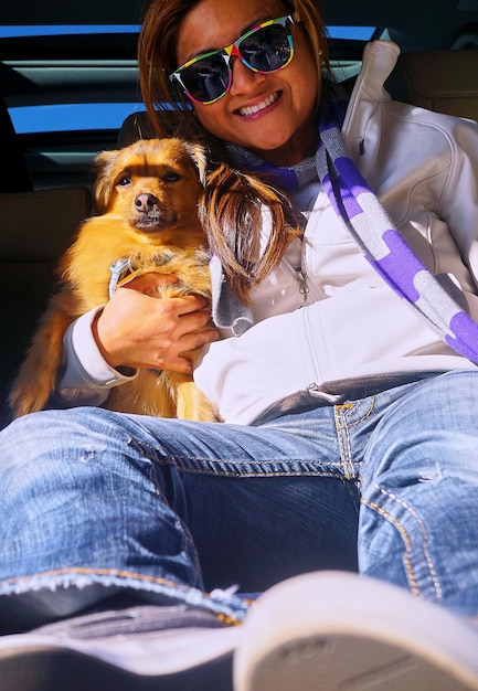 Zdjęcie portret kobiety siedzącej z psem w samochodzie