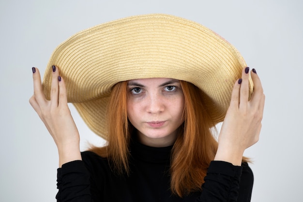 Portret kobiety śmieszne rude w torbie żółty słomkowy kapelusz