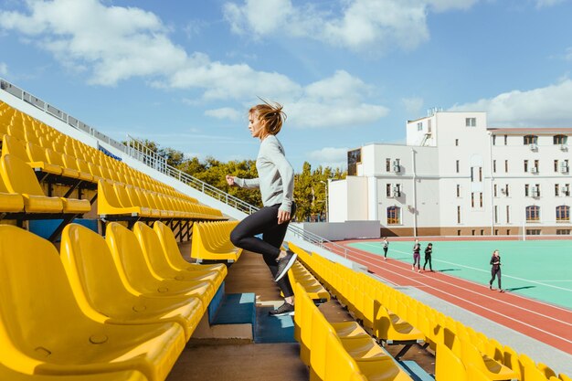 Portret Kobiety Sportowe Działa Na Stadionie