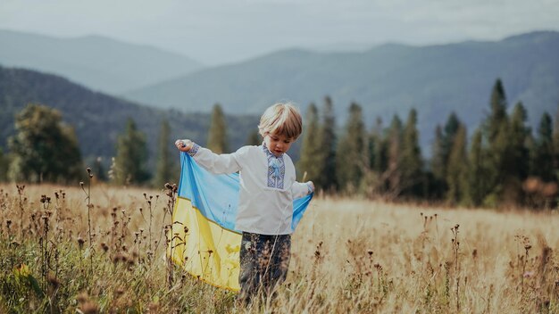 Zdjęcie portret kobiety stojącej na polu