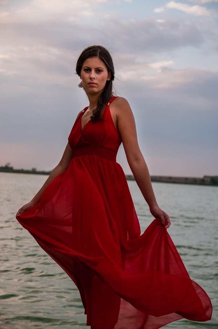 Zdjęcie portret kobiety stojącej w morzu na tle nieba