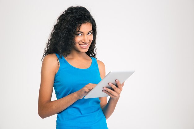 Portret Kobiety Szczęśliwy Afro American Za Pomocą Komputera Typu Tablet Na Białym Tle Na Białej ścianie
