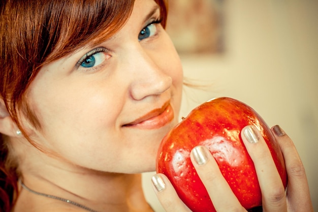 Zdjęcie portret kobiety trzymającej jabłko w zbliżeniu