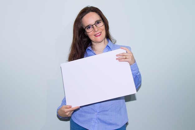 Portret kobiety trzymającej papier na szarym tle