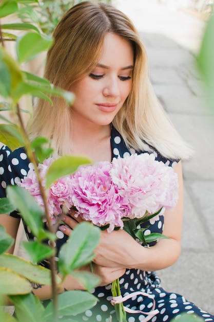 Portret Kobiety Trzymającej Piwonie